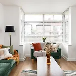 Дом отдыха New Longstays-4bedroom-2bath-6beds-by Fabaccommodation *