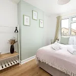 New Longstays-4bedroom-2bath-6beds-by Fabaccommodation