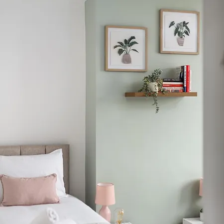 Longstays-4bedroom-2bath-6beds-by Fabaccommodation *