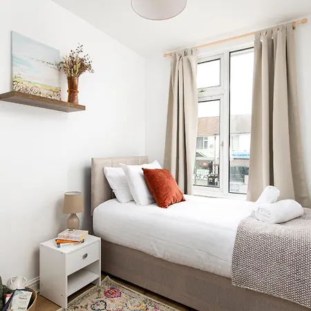 Longstays-4bedroom-2bath-6beds-by Fabaccommodation * Bristol