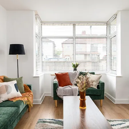 Ferienhaus Longstays-4bedroom-2bath-6beds-by Fabaccommodation *