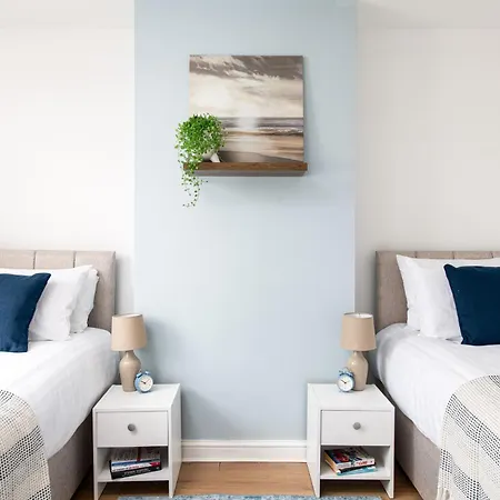 New Longstays-4bedroom-2bath-6beds-by Fabaccommodation Nyaraló Bristol