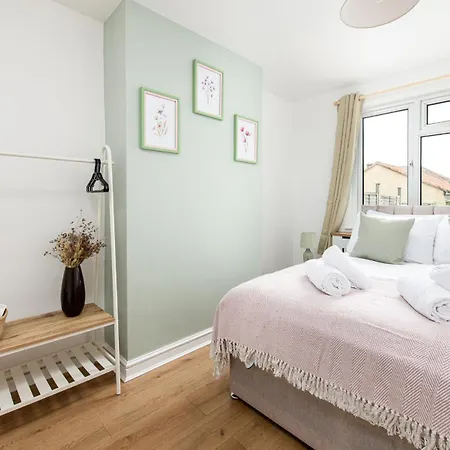 New Longstays-4bedroom-2bath-6beds-by Fabaccommodation