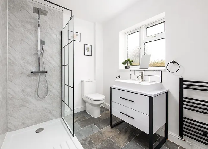 בית נופש Longstays-4bedroom-2bath-6beds-by Fabaccommodation