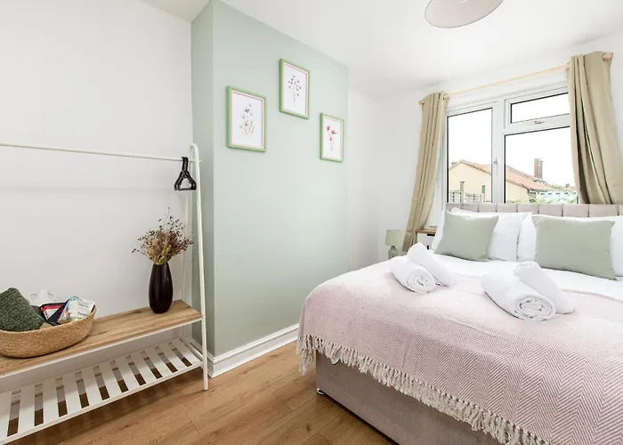 Longstays-4bedroom-2bath-6beds-by Fabaccommodation