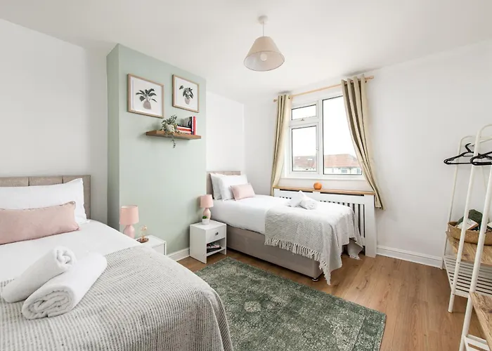 New Longstays-4bedroom-2bath-6beds-by Fabaccommodation * Bristol