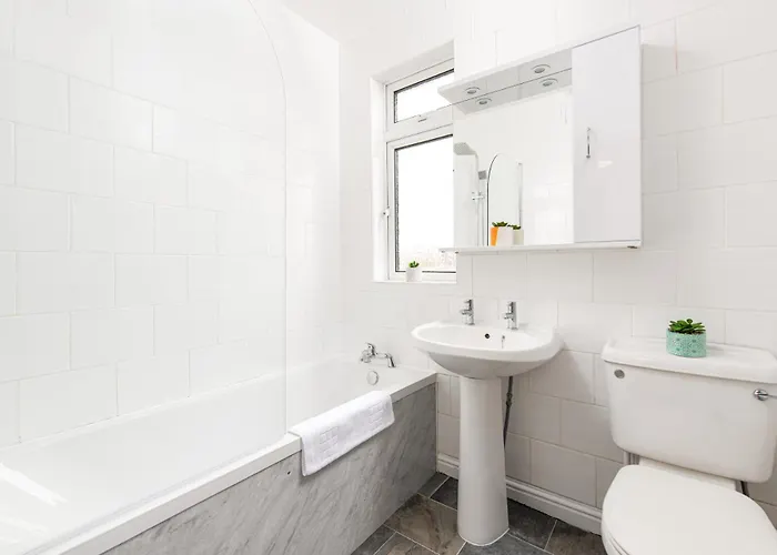 New Longstays-4bedroom-2bath-6beds-by Fabaccommodation Nyaraló *