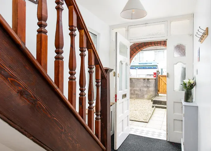 New Longstays-4bedroom-2bath-6beds-by Fabaccommodation Bristol