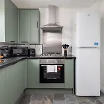 Holiday home New Longstays-4bedroom-2bath-6beds-by Fabaccommodation *