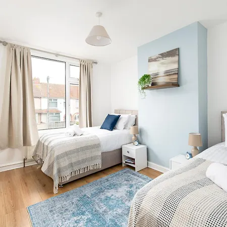 Longstays-4bedroom-2bath-6beds-by Fabaccommodation 別荘 *