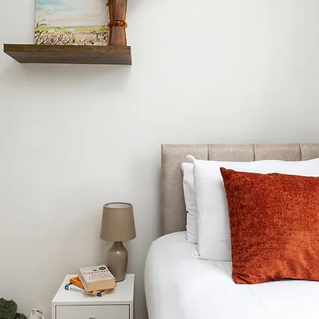 Longstays-4bedroom-2bath-6beds-by Fabaccommodation * Bristol