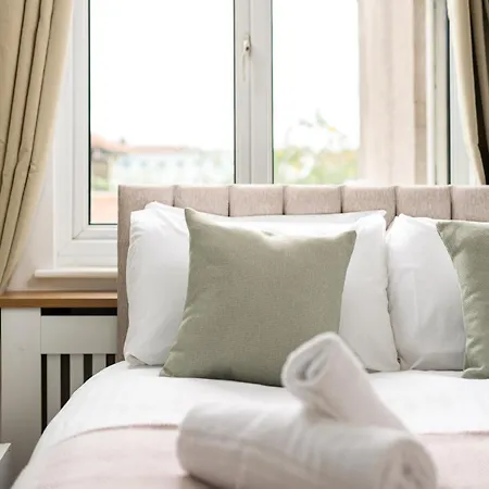 Longstays-4bedroom-2bath-6beds-by Fabaccommodation *