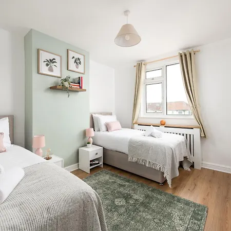 New Longstays-4bedroom-2bath-6beds-by Fabaccommodation * Bristol