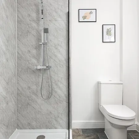 Longstays-4bedroom-2bath-6beds-by Fabaccommodation