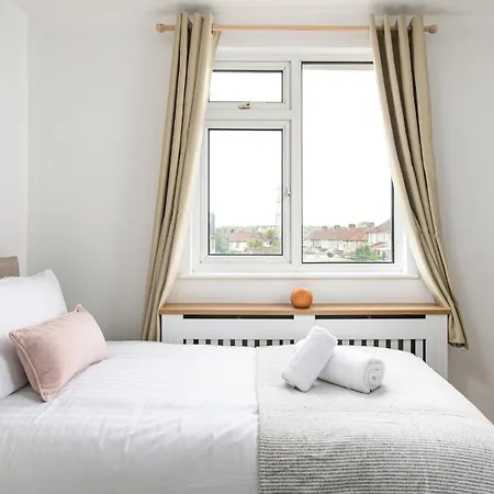 Longstays-4bedroom-2bath-6beds-by Fabaccommodation Hébergement de vacances