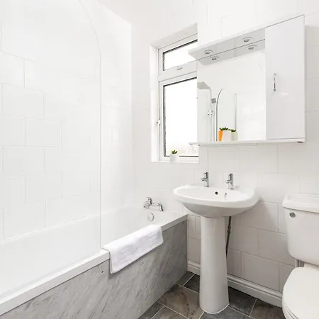 Longstays-4bedroom-2bath-6beds-by Fabaccommodation Hébergement de vacances *