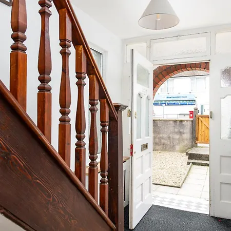 Longstays-4bedroom-2bath-6beds-by Fabaccommodation Bristol