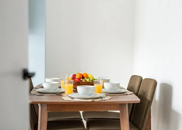 New Longstays-4bedroom-2bath-6beds-by Fabaccommodation Bristol