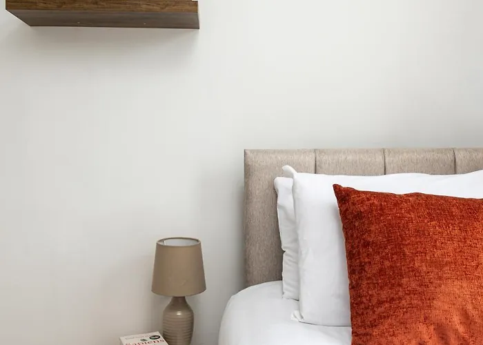 New Longstays-4bedroom-2bath-6beds-by Fabaccommodation * Bristol