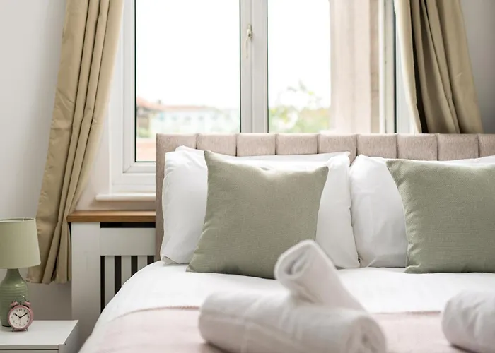 Longstays-4bedroom-2bath-6beds-by Fabaccommodation *