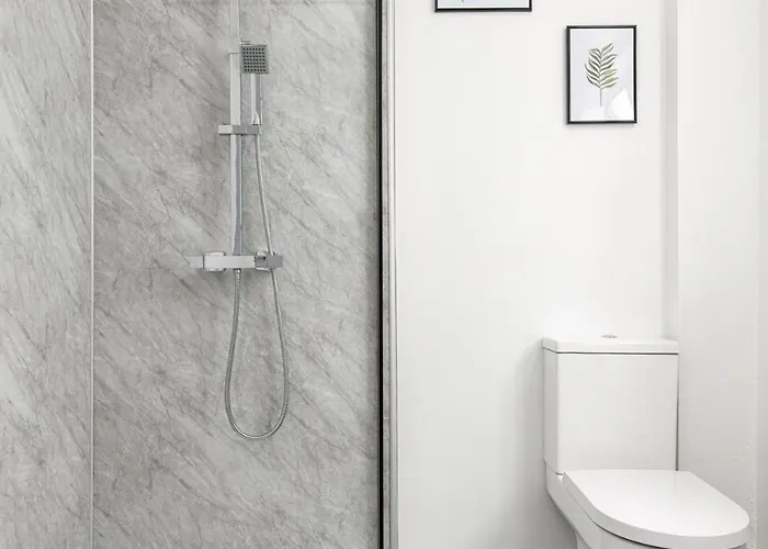 Longstays-4bedroom-2bath-6beds-by Fabaccommodation